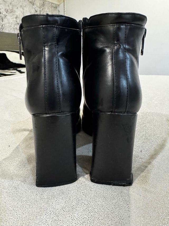 Botines tacón cuadrado negros