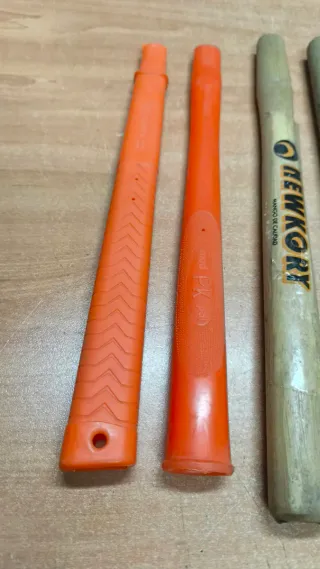 Mangos de plástico y madera