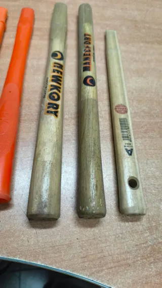 Mangos de plástico y madera