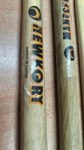 Mangos de plástico y madera