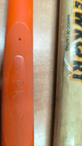 Mangos de plástico y madera