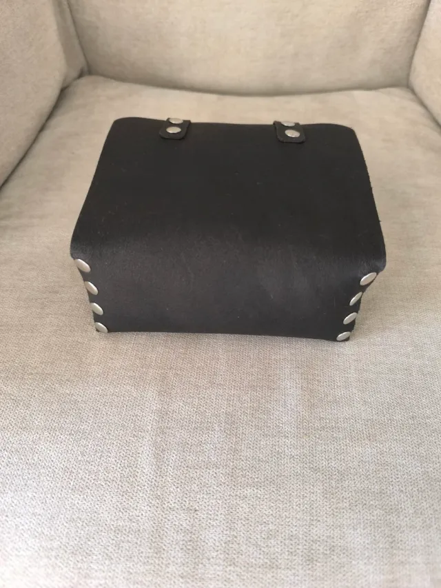 Cofre de piel negro con remaches