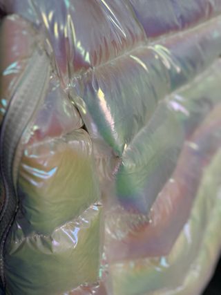 Chaqueta de plumas iridiscente