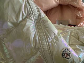 Chaqueta de plumas iridiscente