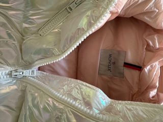 Chaqueta de plumas iridiscente