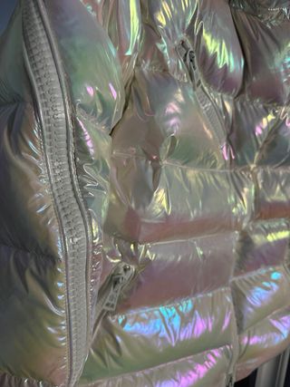 Chaqueta de plumas iridiscente