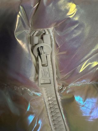 Chaqueta de plumas iridiscente