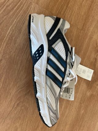 Adidas plateadas y blancas