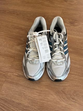 Adidas plateadas y blancas nuevas