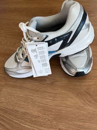 Adidas plateadas y blancas nuevas