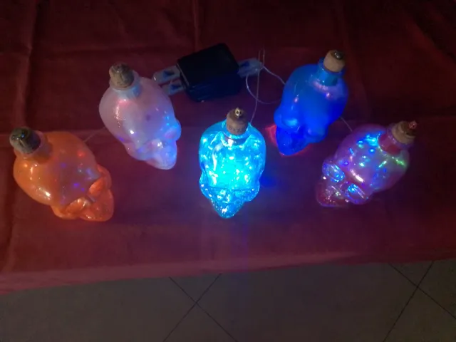 Luci LED a forma di teschio con telecomando