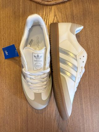 Zapatillas Adidas Samba Beige y Blancas