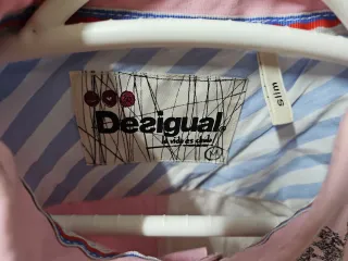 Camiseta Desigual rosa, azul y blanco