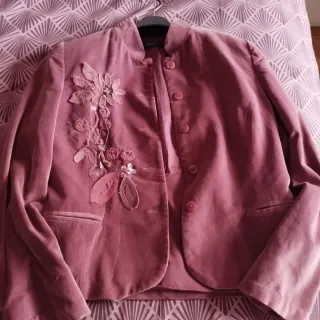 Chaqueta rosa con flores bordadas