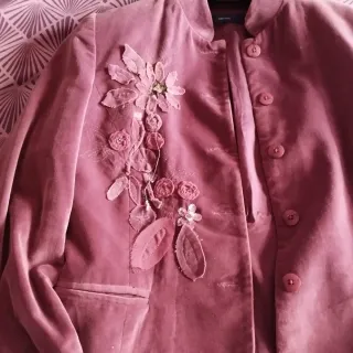 Chaqueta rosa con flores bordadas