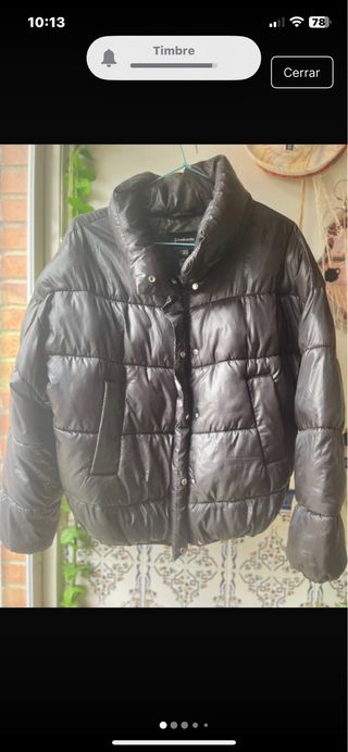 Cazadora Stradivarius negra acolchada