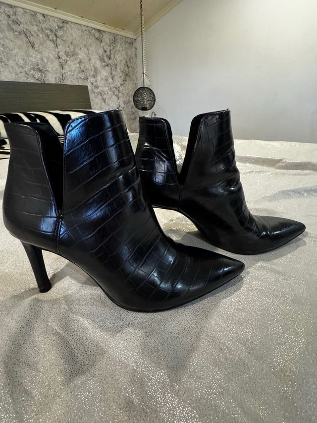 Botines tacón piel coco negros