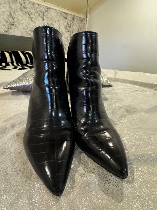 Botines tacón piel coco negros