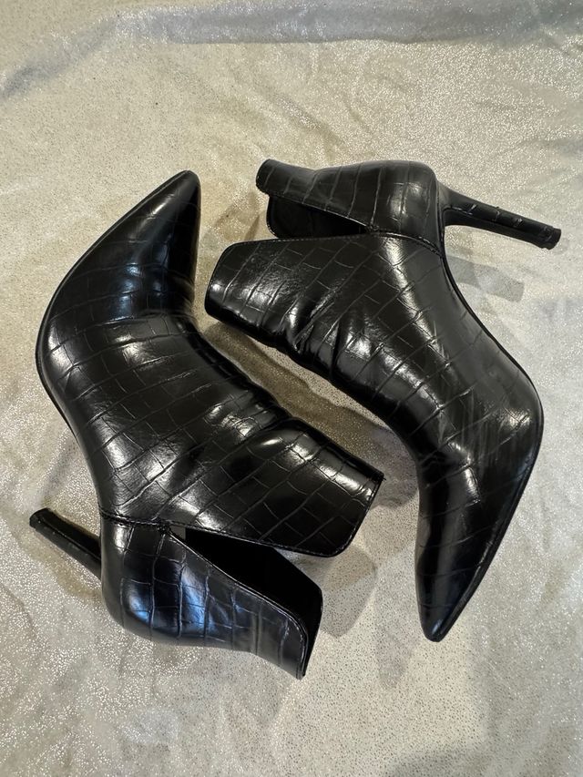 Botines tacón piel coco negros