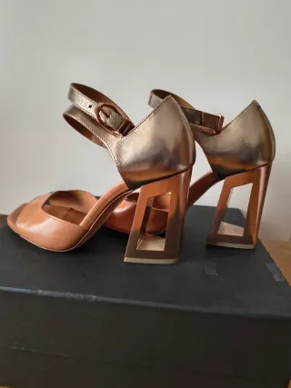 Sandali con tacco alto marrone e oro