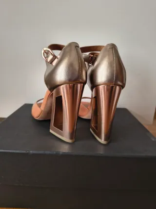 Sandali con tacco alto marrone e oro