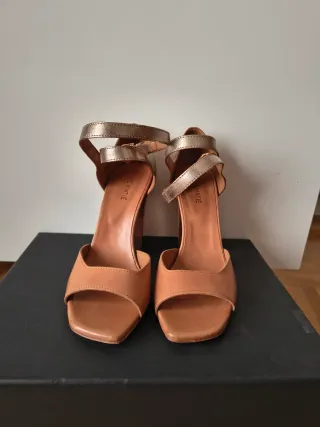 Sandali con tacco alto marrone e oro