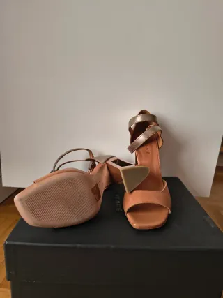 Sandali con tacco alto marrone e oro