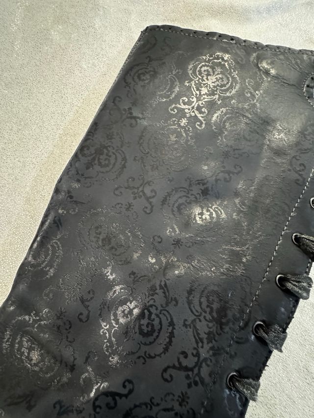 Botas Barrocas Piel Grabada Cordones