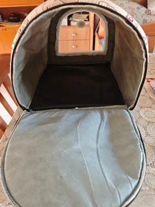 Cuccetta per cani/gatti di taglia media.