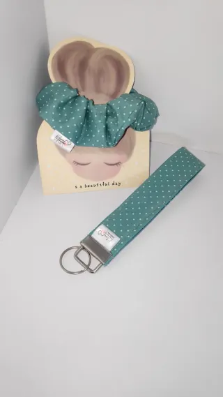 Conjunto coletero y llavero hecho a mano