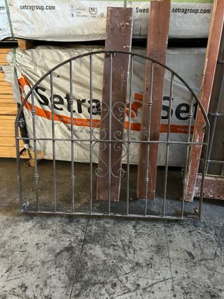 Puerta de calle y ventana