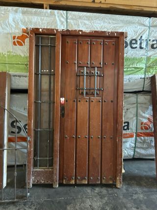 Puerta de calle y ventana