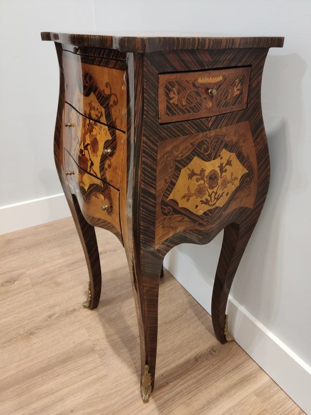 Mesa auxiliar de madera con incrustaciones