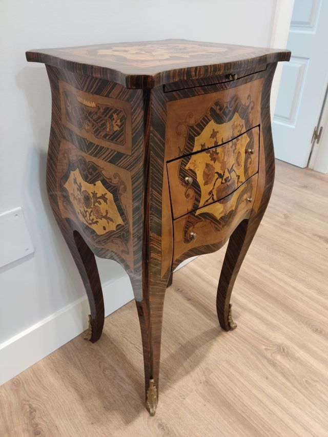 Mesa auxiliar de madera con incrustaciones