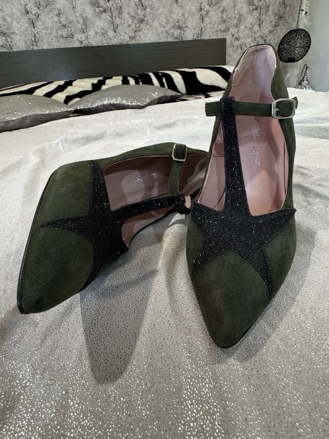 Zapatos de tacón ante verde con estrella