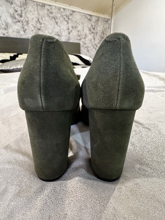 Zapatos de tacón ante verde con estrella