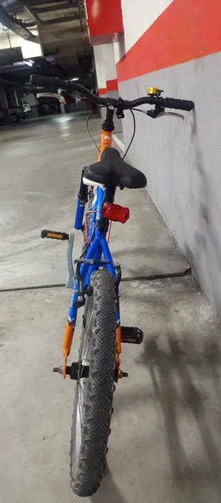 Bicicleta infantil naranja y azul 20 pulgadas