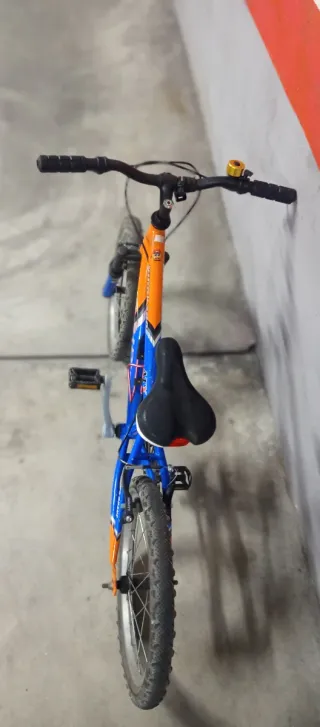 Bicicleta infantil naranja y azul 20 pulgadas