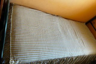 Copriletto a righe con volant