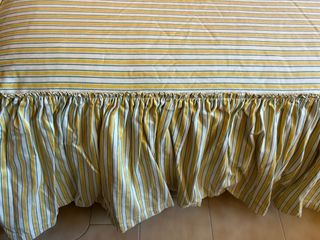 Copriletto a righe con volant