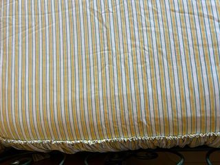 Copriletto a righe con volant