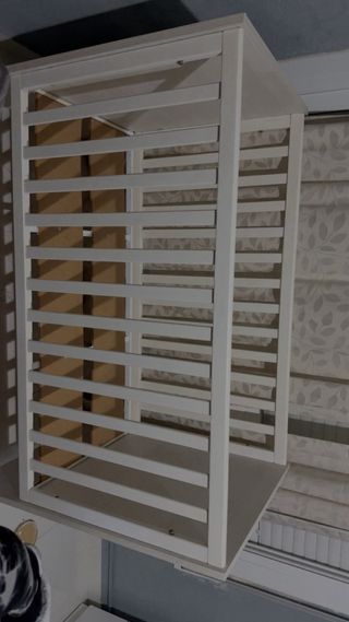 Cuna de bebé blanca con estrella gris