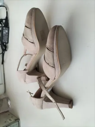 Zapatos de salón nude con tiras