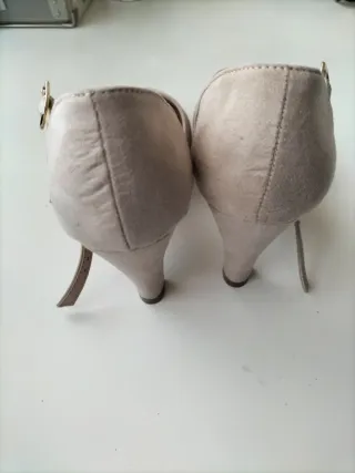 Zapatos de salón nude con tiras