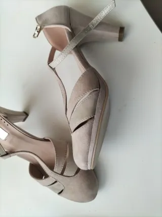 Zapatos de salón nude con tiras