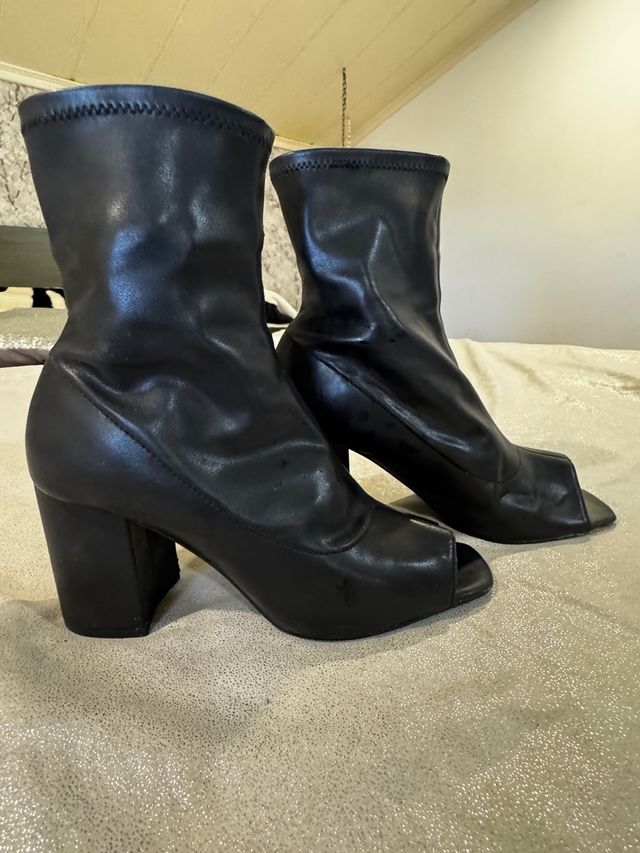 Botín elástico peep toe negro