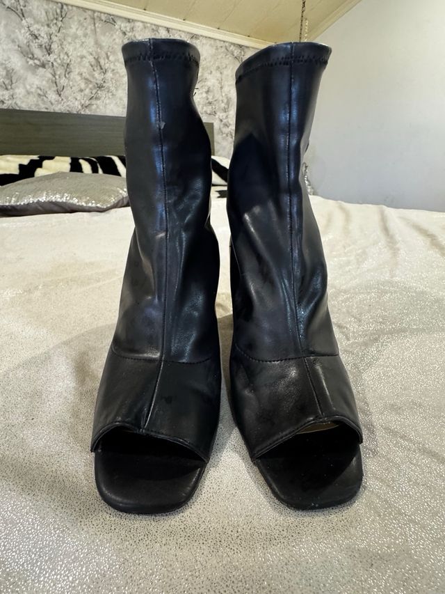 Botín elástico peep toe negro