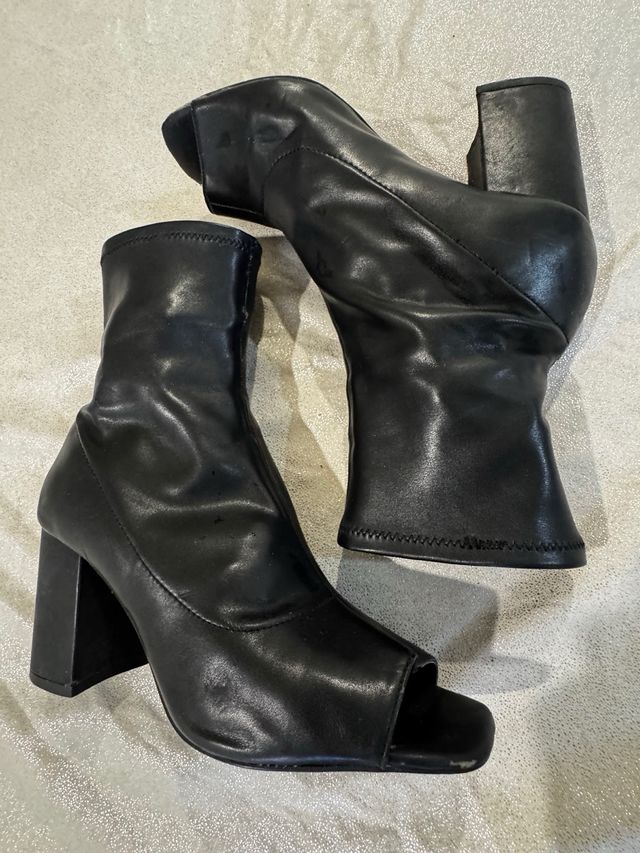 Botín elástico peep toe negro