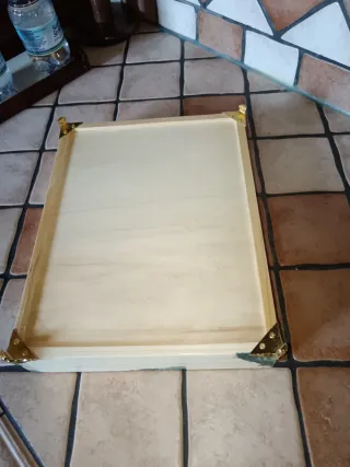 Vassoio in legno artigianale decorato