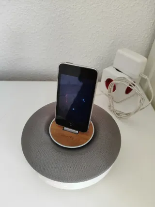Altavoz Philips con dock de 30 pines + iPod touch